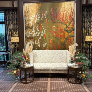 ソファー高砂の後ろには鯉の壁画があり、写真映えします。|778462さんのクラシカ表参道/別邸KEYAKIの写真(2577491)