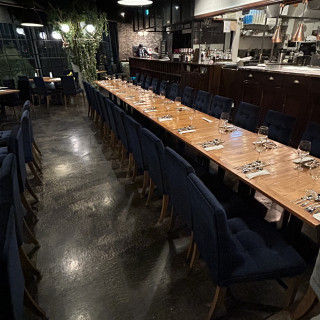 長テーブルとオープンキッチン