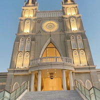 夜に近づいて照らされるマリベールスパイア