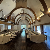 披露宴会場の長テーブル