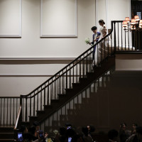 披露宴階段登場