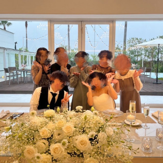 新郎新婦の後ろに大きな出窓で綺麗なガーデンが見える