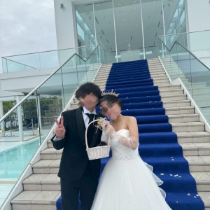 大階段でのフラワーシャワー、ブーケトス後|778496さんのアルモニーヴィラ オージャルダン/テイクアンドギヴ・ニーズウェディングの写真(2576102)