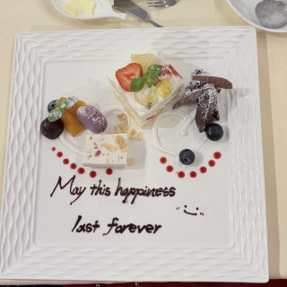 ケーキ入刀後のデザートプレート（新婦用）