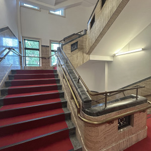 赤い絨毯が印象的でした。|778507さんの東京九段会館テラスの写真(2576175)