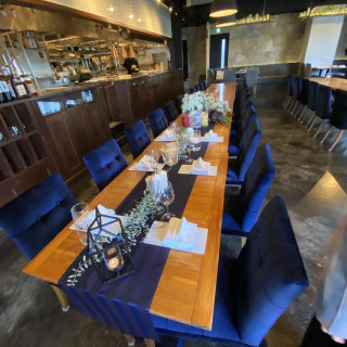 青い椅子と木のテーブルが可愛く、無料の装飾でも十分お洒落です