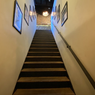 2階の会場に上がる階段スペースも雰囲気があり素敵です!