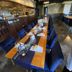 青い椅子と木のテーブルが可愛く、無料の装飾でも十分お洒落です|778545さんのJAM ORCHESTRA（ジャムオーケストラ）の写真(2576431)