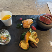 上記に加えておにぎりと出汁茶漬け、デザートあり