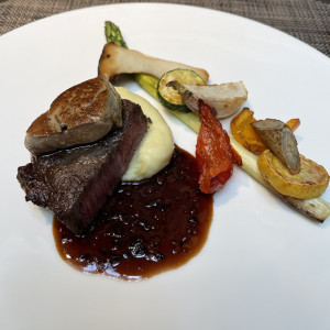 挙式でも提供されるステーキ|778553さんのストリングスホテル東京インターコンチネンタルの写真(2576549)