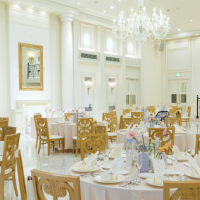 チャペル同様、白を基調とした素敵な披露宴会場です