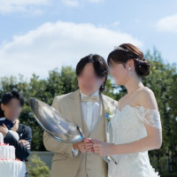 巨大なスプーンで2人でケーキにかぶりつきました！