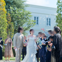 フラワーシャワーはゲストにプールの周りを囲んでいただきました