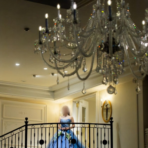 階段から入場しました|778569さんのアーカンジェル迎賓館（宇都宮）/テイクアンドギヴ・ニーズウェディングの写真(2576643)