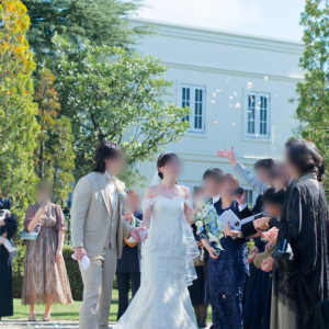 フラワーシャワーはゲストにプールの周りを囲んでいただきました|778569さんのアーカンジェル迎賓館（宇都宮）/テイクアンドギヴ・ニーズウェディングの写真(2576644)