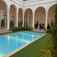 扉を開けるとすぐにプール。自然の緑とプールの水色がとってもい