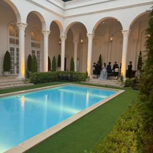 扉を開けるとすぐにプール。自然の緑とプールの水色がとってもい|778579さんのヒルサイドクラブ迎賓館(八王子)/テイクアンドギヴ・ニーズウェディングの写真(2577300)