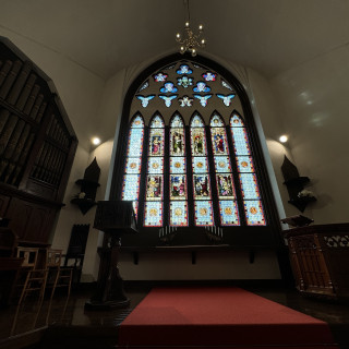 圧巻のスタンドグラス