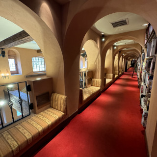 吹き抜け脇通路の本棚