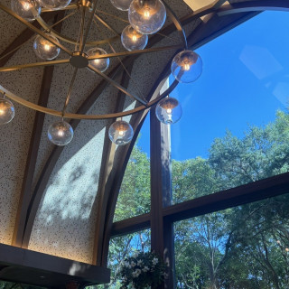 大きな窓から見える青空と自然がきれい