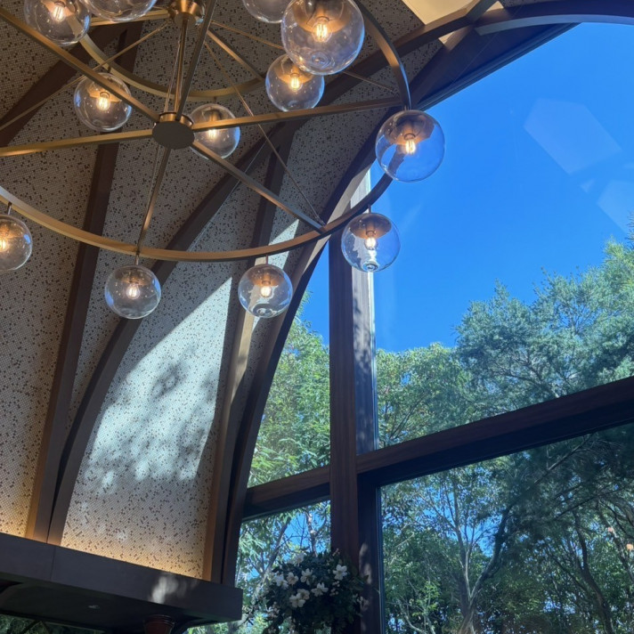 大きな窓から見える青空と自然がきれい