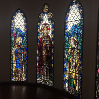 大聖堂に続く道にあるステンドグラス