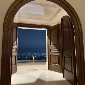 チャペルと外を繋ぐ扉|778613さんのローズガーデンクライスト教会の写真(2576792)