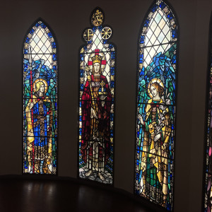 大聖堂に続く道にあるステンドグラス|778613さんの宮の森フランセス教会の写真(2576896)