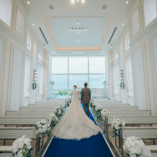 チャペル全体と2人の後ろ姿