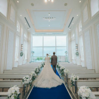 チャペル全体と2人の後ろ姿