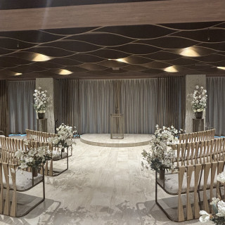 挙式会場です。カーテンを閉めると落ち着いた雰囲気でした。