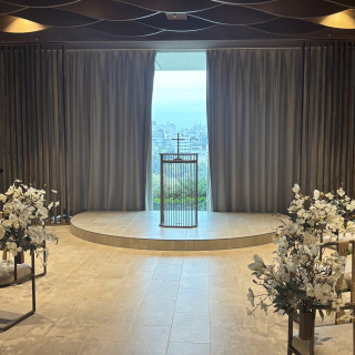 挙式会場です。カーテンは自動で開閉できます。