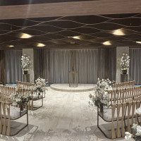 挙式会場です。カーテンを閉めると落ち着いた雰囲気でした。