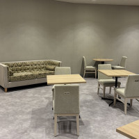 ソファ・椅子があり、ゆっくり待機できると思います。