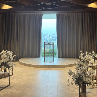 挙式会場です。カーテンは自動で開閉できます。