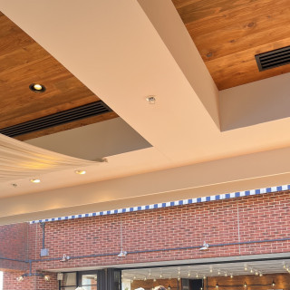 チャペル上と、レンガ調の壁