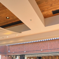 チャペル上と、レンガ調の壁