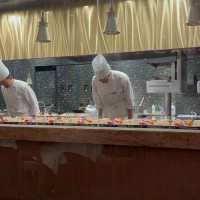 合図でキッチンがオープンになり、料シェフが挨拶してくれます。