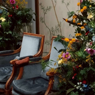 披露宴会場のお花と高砂