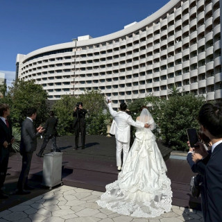挙式後のブーケトス広場。宿泊してる方が手を振ってくれてます！