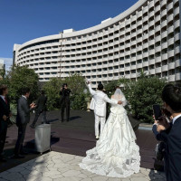 挙式後のブーケトス広場。宿泊してる方が手を振ってくれてます！