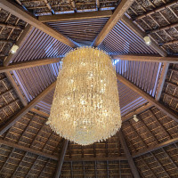 貝殻がたくさん付いているシャンデリア。