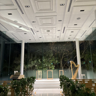 白と緑が印象的なチャペルです。