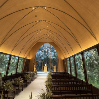 木の温かみを感じるチャペルです。
