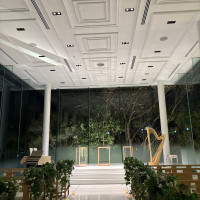 白と緑が印象的なチャペルです。