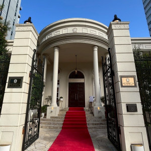 式場の外観です。真っ白な建物で、赤のロードマットです。|778729さんのアーセンティア迎賓館(大阪)/テイクアンドギヴ・ニーズウェディングの写真(2577238)