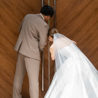 挙式会場を外から覗いてるシーン