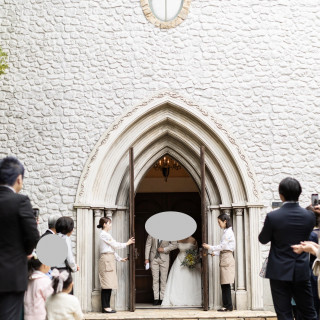 白い建物が挙式会場で、フラワーシャワーは外の中庭で行いました