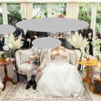 新郎新婦の席と、ゲストとの写真です