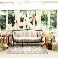 新郎新婦が着席する席の装飾です。様々なパターンがありました。